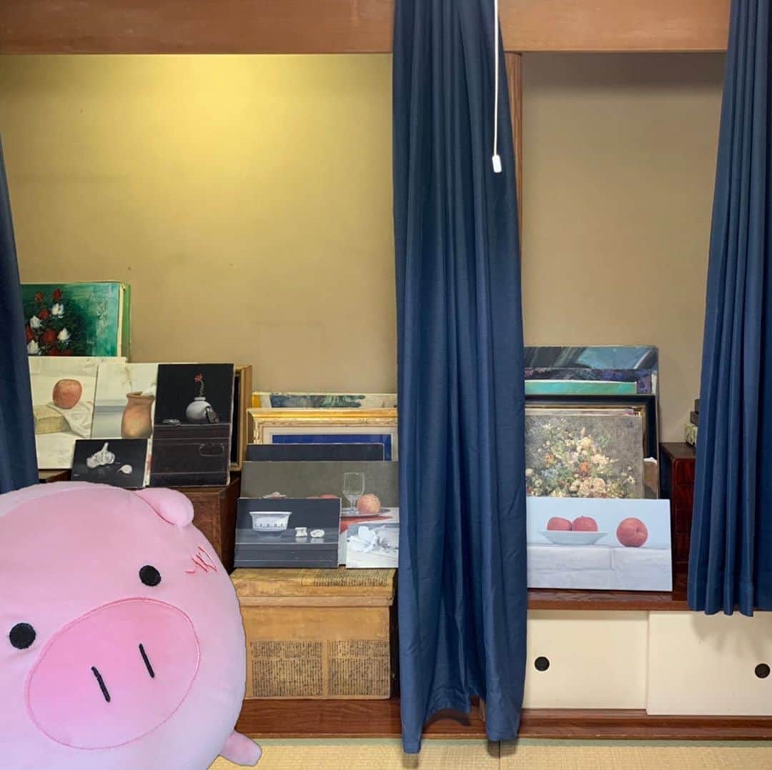 日曜劇場『危険なビーナス』【公式】のインスタグラム：「現場レポート　その44🐖🐖🐖 . . 本日は兼岩家をご紹介🐽 . 憲三さんと順子さんの兼岩家... 伯朗さんが唯一安らげる場所となっています😊 突然現れた楓さんにも優しいお2人のシーンは癒されますね💓 . 最近、兼岩家のシーンが少なかったですがまだまだ出てきますよ😳 . 兼岩家の、いつもあまり見えていないところはこんな感じ🐷 . ご旅行が好きなご夫婦なんですね✈️ 一清さんの絵もズラッと🖼 . . #日曜劇場 #危険なビーナス #東野圭吾 #ブーナス #ブルーナス #ブーナスの現場レポート #妻夫木聡 #吉高由里子 #ディーンフジオカ #染谷将太 #中村アン #堀田真由 #結木滉星 #福田麻貴 #3時のヒロイン #R指定 #CreepyNuts #麻生祐未 #坂井真紀 #安蘭けい #田口浩正 #池内万作 #栗田芳宏 #栗原英雄 #斉藤由貴 #戸田恵子 #小日向文世」