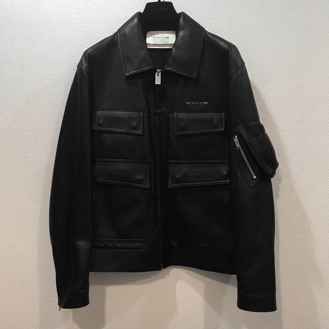 田口隼人のインスタグラム：「@alyxstudio  police jacket🚨  高揚感を感じる服とはこのこと。 10代の頃に無理してでも服に注ぎ込んだ気持ちを思い出した。 #alyx #alyxstudio」
