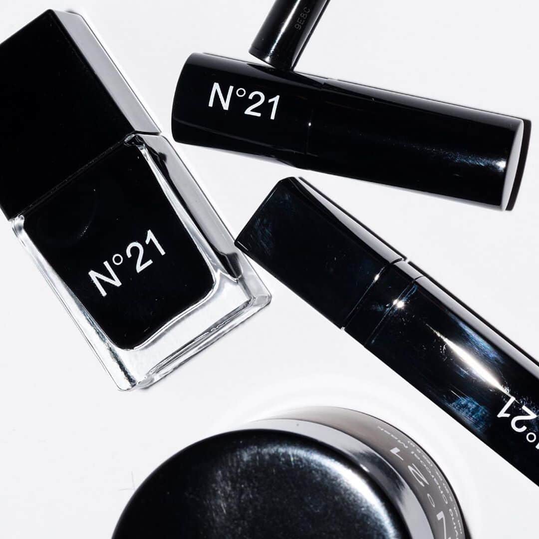 アディクションのインスタグラム：「Black Collection 🖤 Bold, sleek and very Rock🖤  #Repost @numeroventuno ・・・ AYAKO X N21.  In store. NOW.  GARAGE VENTUNO pop-up store at Hankyu Umeda Department Store in Osaka. #N21 #numeroventuno #alessandrodellacqua #GarageVentuno #AyakoxN21 #N21Beauty」