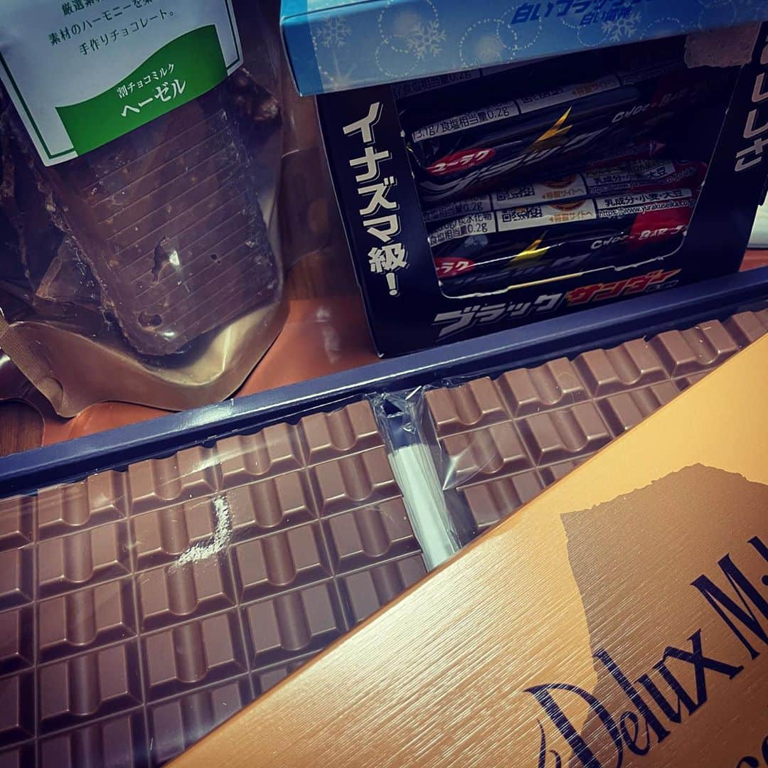 小森高博のインスタグラム：「みんな大好きブラックサンダー の有楽製菓工場直売所でデラックスミルクチョコレートとかその他いろいろ買ってきた。」