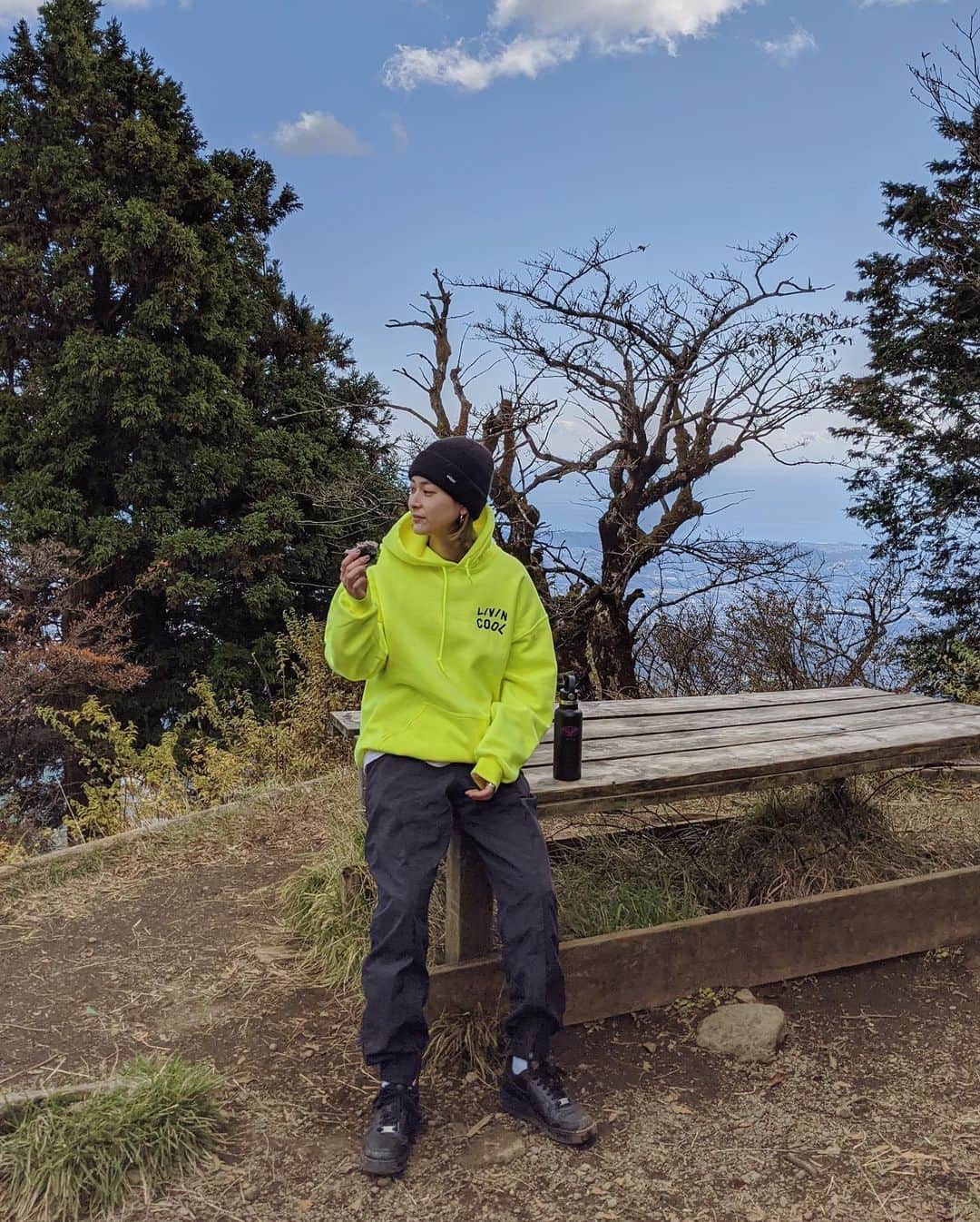 松本瞳のインスタグラム：「. いつかのハイキング⛰🚶‍♀️🍙 #フーディのひもの長さ気になるぅ」