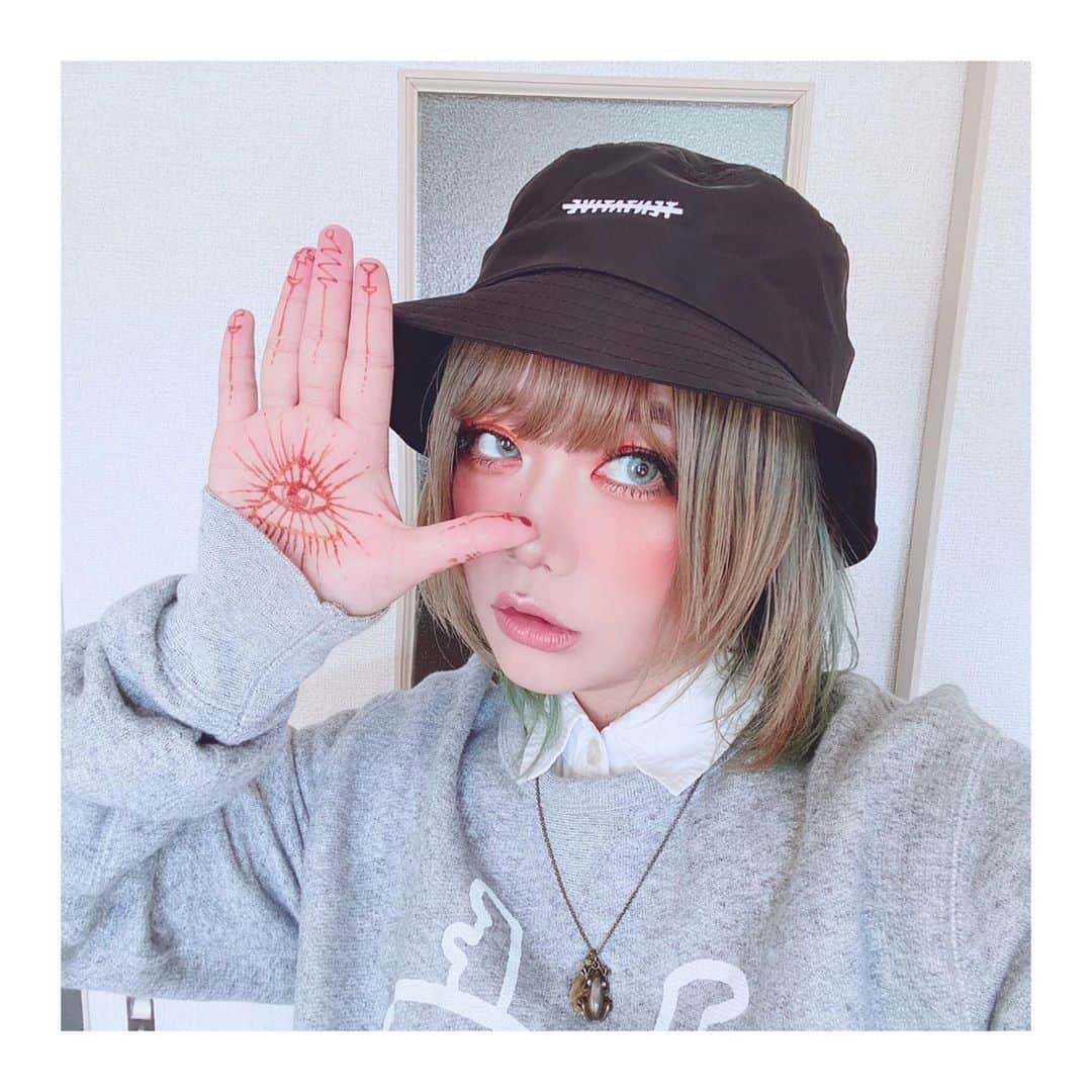 かりんさんのインスタグラム写真 - (かりんInstagram)「. . @tentative.official  さんの バケットハット！ めちゃくちゃかわいい(●´ϖ`●)！！ シャカシャカの布でできてるから軽くて 髪の毛潰れにくいからすこ‎( ᐡ ´ᐧ ﻌ ᐧ` ᐡ ) もうそろそろロンＴもパーカーも着れる！ わーい！！！ . . . #tentative  #tentativewear  #ストリートファッション  #バケットハット  .」11月10日 22時29分 - karin.n.003