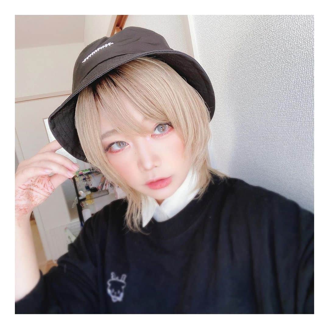 かりんさんのインスタグラム写真 - (かりんInstagram)「. . @tentative.official  さんの バケットハット！ めちゃくちゃかわいい(●´ϖ`●)！！ シャカシャカの布でできてるから軽くて 髪の毛潰れにくいからすこ‎( ᐡ ´ᐧ ﻌ ᐧ` ᐡ ) もうそろそろロンＴもパーカーも着れる！ わーい！！！ . . . #tentative  #tentativewear  #ストリートファッション  #バケットハット  .」11月10日 22時29分 - karin.n.003