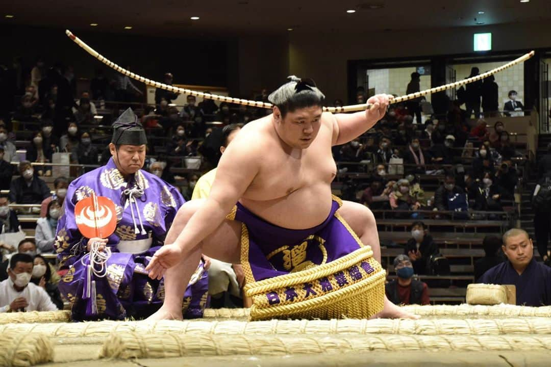 日本相撲協会さんのインスタグラム写真 - (日本相撲協会Instagram)「大相撲十一月場所、3日目 今場所は東京開催！！  全取組終了後には来場者全員にチャンスあり、豪華グッズが当たる⁉︎ お楽しみ抽選会も…！！  @sumokyokai  #大相撲 #sumo #相撲 #力士 #お相撲さん #japanphoto #sumowrestlers #japanculture  #十一月場所 #11月場所 #東京 #11月場所は東京で #今場所もよろしくお願いします」11月10日 22時29分 - sumokyokai