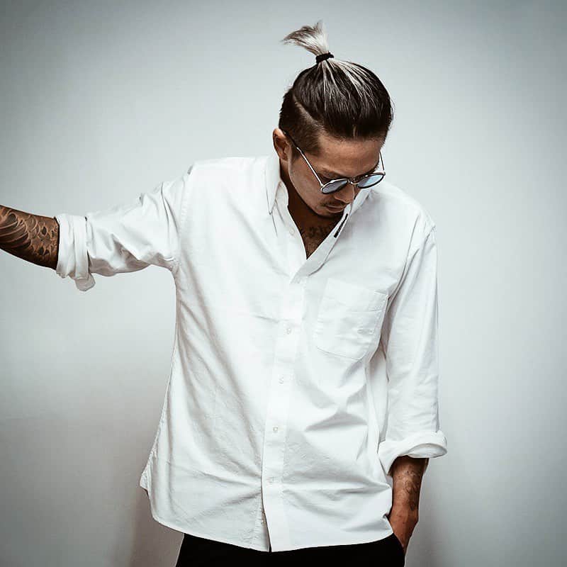 DJ ACEのインスタグラム：「﻿ なかなか着る機会がないセミフォーマルに近いスタイルだけど、たまに着ると背筋がのびる。﻿ ﻿ Brand new white shirts!﻿ ﻿ #白シャツ﻿ #ACE1」