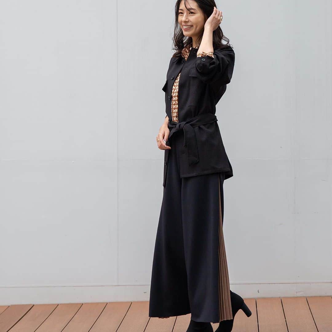 NARACAMICIE Japanさんのインスタグラム写真 - (NARACAMICIE JapanInstagram)「Recommended﻿ ﻿ 10-02-01-010﻿ ﻿ 「N」がプリントされた幾何学柄ブラウス。﻿ 透け感のないジョーゼット素材で﻿ 安心して着ていただけます。﻿ ﻿ 胸元にはポケットがついていて、﻿ ゆとりあるシルエットで﻿ レイヤードして着るのもおすすめです。﻿ ﻿ ﻿ #naracamicie #fashion #2020aw #2020秋冬 #秋冬 #ブラウスコーデ #カジュアル #カジュアルコーデ #ナラコーデ #ブラウス #大人カジュアル #大人カジュアルファッション #大人コーディネート #大人コーデ #通勤服 #オフィススタイル #お仕事コーデ #オフィスカジュアル #きちんと見え #フェミニン #フェミニンコーデ #エレガント #エレガントコーデ #上品コーデ #上品 #上品カジュアル #オンオフ #きれいめスタイル #きれいめコーデ #きれいめカジュアル」11月10日 22時32分 - naracamicie_jp