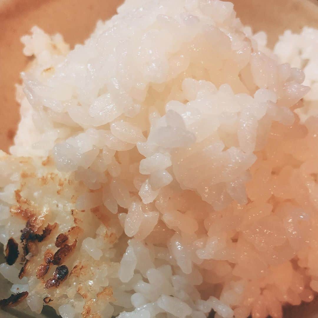 阿部洋子さんのインスタグラム写真 - (阿部洋子Instagram)「🍴 久々にごはん炊いた～  ここんとこおかずメインで、 ごはん食べてなかった。  食べるとしても、玄米炊いてた。 玄米も美味しいけど、やっぱ白米だなー。  山盛りや！ 土鍋で炊くから、おこげもできる。  今日はコレに豚汁と納豆と、 きゅうりと大根の浅漬け。 日本人やー😋  #おうちごはん #土鍋ごはん #炊きたて  #豚汁  #浅漬け」11月10日 22時33分 - hirocoring
