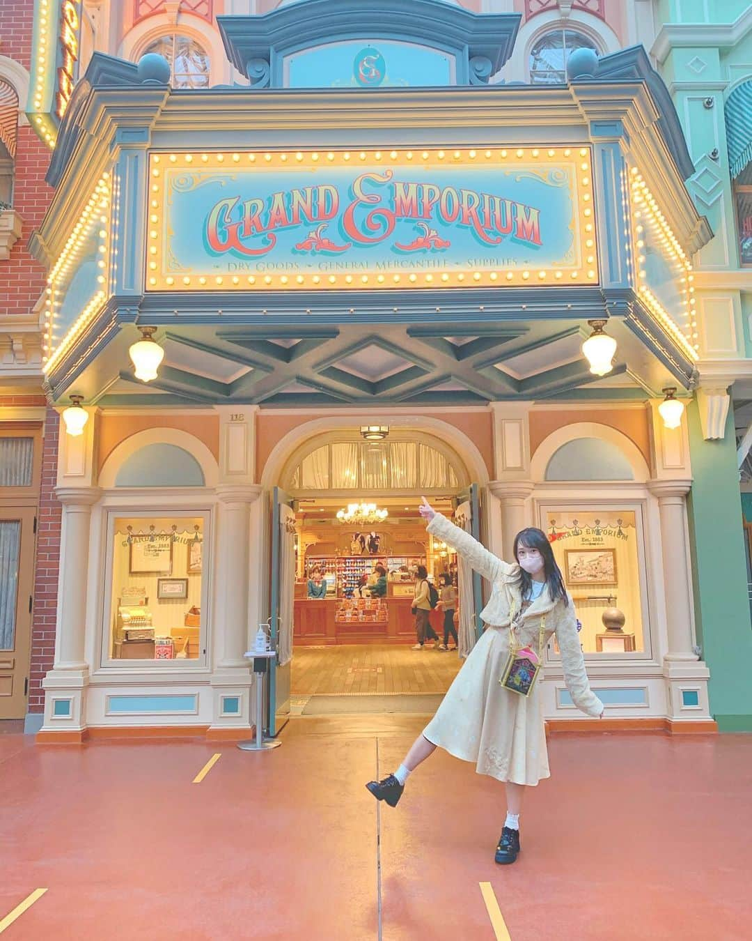 れなさんのインスタグラム写真 - (れなInstagram)「. 貸し切りバザール🎈 ・ ・ #disney #disneyland #disneygram #disneyphoto #ディズニー #東京ディズニーランド #ディズニー写真部 #ワールドバザール #grandemporium #dオタ #instagram #instagood #instalike #lll #l4l #いいね」11月10日 22時43分 - rena_rosario_c