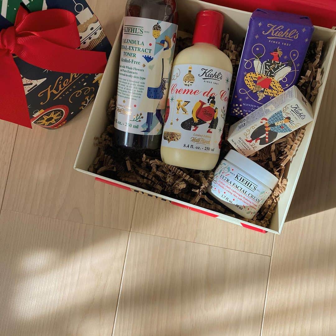 吉田佳菜のインスタグラム：「ㅤㅤㅤㅤㅤㅤㅤㅤㅤㅤㅤㅤㅤ ㅤㅤㅤㅤㅤㅤㅤㅤㅤㅤㅤㅤㅤ そろそろ1年で1番好きな季節❤️🎄 ㅤㅤㅤㅤㅤㅤㅤㅤㅤㅤㅤㅤㅤ コスメとかスキンケアアイテムも クリスマスのパッケージ可愛いなぁ❤️ ㅤㅤㅤㅤㅤㅤㅤㅤㅤㅤㅤㅤㅤ ㅤㅤㅤㅤㅤㅤㅤㅤㅤㅤㅤㅤㅤ #Kiehls #キールズ #キールズホリデイ2020  #クリスマスコフレ #スキンケア ㅤㅤㅤㅤㅤㅤㅤㅤㅤㅤㅤㅤㅤ」