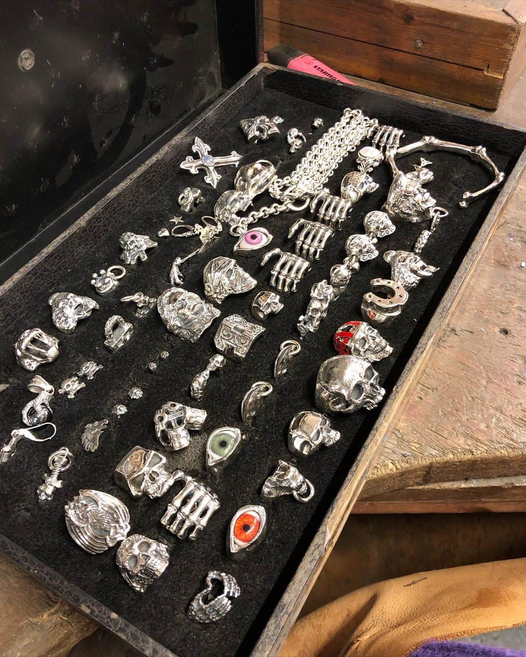 クレイジーピッグさんのインスタグラム写真 - (クレイジーピッグInstagram)「Progress shot of our latest Tokyo batch 🙌 #jewellery #rocknroll #heavymetal #gothic #skull #rings #faces #pendants #eye #lashes #earrings」11月10日 22時39分 - crazypigdesignslondon