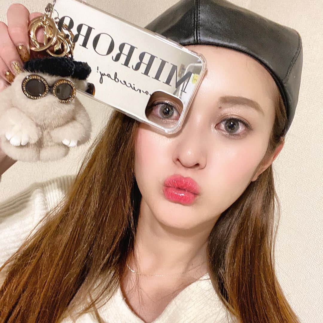 三上玲奈のインスタグラム：「チャリ旅でボロボロになったiPhoneケースを変えたよ⭐️  発売した時からこれにすれば良かった😍鏡だし、丈夫で便利❤️ ストラップつける穴があったから　@mariabeijingkaoya  がプレゼントしてくれた、家のうさぎと私をイメージしたキーホルダーも付けたよ❣️  ベレー帽とサングラスを付けたタンポポ🐰  #mirror9 #floats #rabit #sunglasses #berethat」