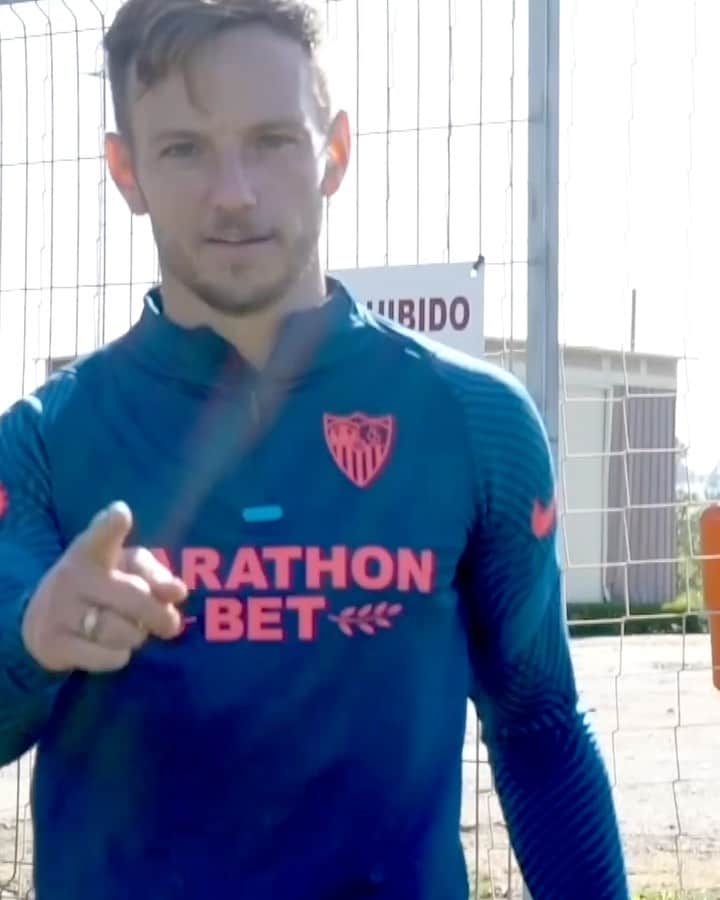 イヴァン・ラキティッチのインスタグラム：「Feliz martes 😂🤪⚽️ @sevillafc   #IvanRakitic  #VamosMiSevilla」