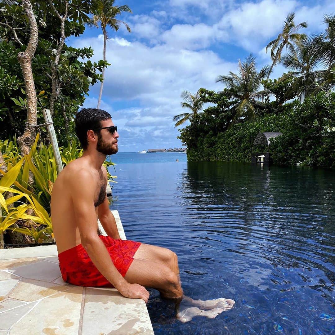 カレン・ハチャノフのインスタグラム：「Time to recharge🔑🔋🏝 #FreshMind // Время перезагрузиться и с новыми силами в бой🔑🔋🏝」
