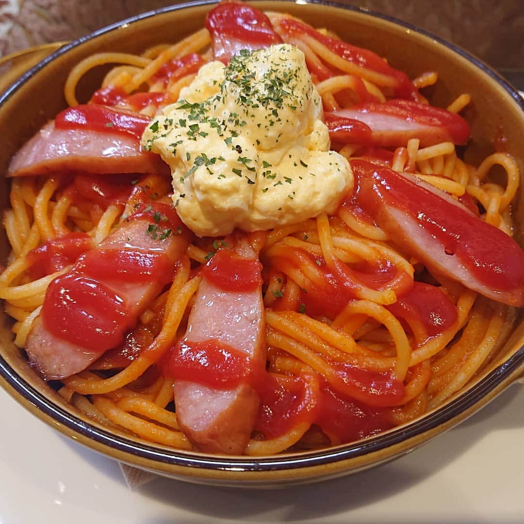 石原祐美子さんのインスタグラム写真 - (石原祐美子Instagram)「ビリオン珈琲のナポリタンが食べたかった味すぎて、人目もはばからず一気にズバババーッといってしまった😁 ・ ほんのり甘いケチャップにたっぷりウインナー✨これこれこれ～😋 なつかしい味に感激✨😳✨ ・ ・ #ビリオン珈琲 #ビリオン珈琲伏見桃山店  #フードメニューも充実 #コーヒーもバツグンにおいしいし #疲れた体にしみわたる #喫茶店 #ナポリタン #ナポリタンスパゲッティ  #創世次ナポリタン #なつかしい味 #京都グルメ #京都喫茶店 #食べスタグラム」11月10日 22時45分 - chiki2johnny14