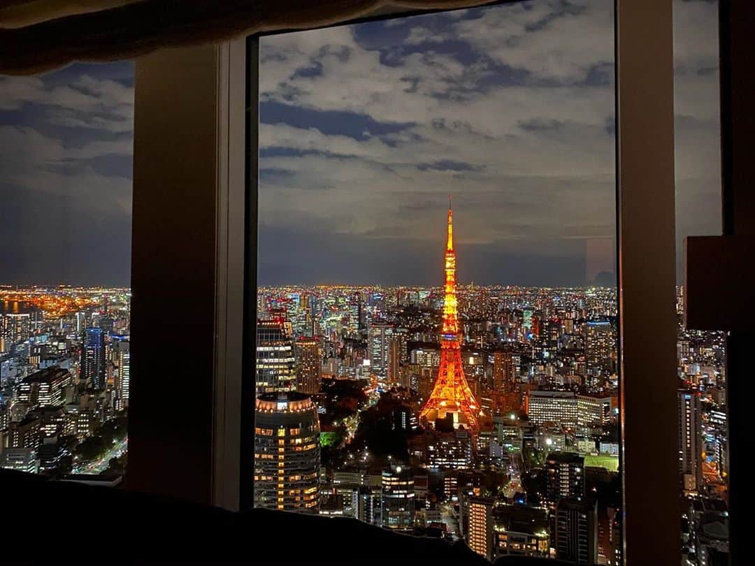 マキ・コニクソンさんのインスタグラム写真 - (マキ・コニクソンInstagram)「なななんとお部屋に戻って来たら.....ベッドの上にこんなサプライズがぁぁぁぁ。💦  タオルアートの Honu(ハワイ語でカメ) とハワイのフラガールとヤシの木&ハイビスカスのアートがベッドの上で私を待っていましたーっ。  私の経験からすると エジプト🇪🇬やタイ🇹🇭の ホテルではこういったサプライズはあったけどまさかのまさか日本🇯🇵でもこんな粋な はからいがあるとは！🥺  アンダーズの最後の夜を東京タワー君と 共に楽しみます！🤗  今夜はノーマルな通常の タワー君です！ 空気が澄んでるから クリーンでイケメン度アップ👍🏼  嬉しくて今夜も夜更かししちゃう。🥱  #コニクソンのホテルレポ✍🏻  #アンダーズ東京  #andaztokyo  #嬉しいサプライズ😊 #お世話になりました🙏🏻 #エディさんの仕業かな？😁」11月10日 22時47分 - makikonikson