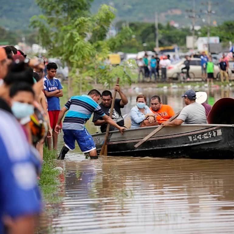 アメリカ・フェレーラさんのインスタグラム写真 - (アメリカ・フェレーラInstagram)「My mother country, Honduras, has been devastated by Hurricane Eta. This is the aftermath of the storm from Southern Mexico to Panama.  Millions of people throughout the region have lost everything. Hundreds of thousands of families and children are now without access to essential health services in the midst of an uncontrolled pandemic. It’s absolutely heartbreaking and our help is desperately needed. Below are some organizations that are helping the people and countries affected by this crisis.  Please donate or spread the word to get people the help they need to recover. More info in my Story. #hurricaneeta  #honduras   @globalgiving @americanredcross  @operacionfrijol @humanityandhope」11月10日 22時47分 - americaferrera