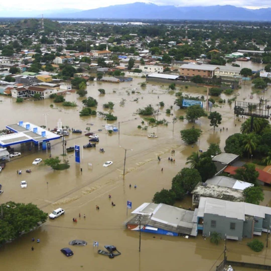 アメリカ・フェレーラさんのインスタグラム写真 - (アメリカ・フェレーラInstagram)「My mother country, Honduras, has been devastated by Hurricane Eta. This is the aftermath of the storm from Southern Mexico to Panama.  Millions of people throughout the region have lost everything. Hundreds of thousands of families and children are now without access to essential health services in the midst of an uncontrolled pandemic. It’s absolutely heartbreaking and our help is desperately needed. Below are some organizations that are helping the people and countries affected by this crisis.  Please donate or spread the word to get people the help they need to recover. More info in my Story. #hurricaneeta  #honduras   @globalgiving @americanredcross  @operacionfrijol @humanityandhope」11月10日 22時47分 - americaferrera