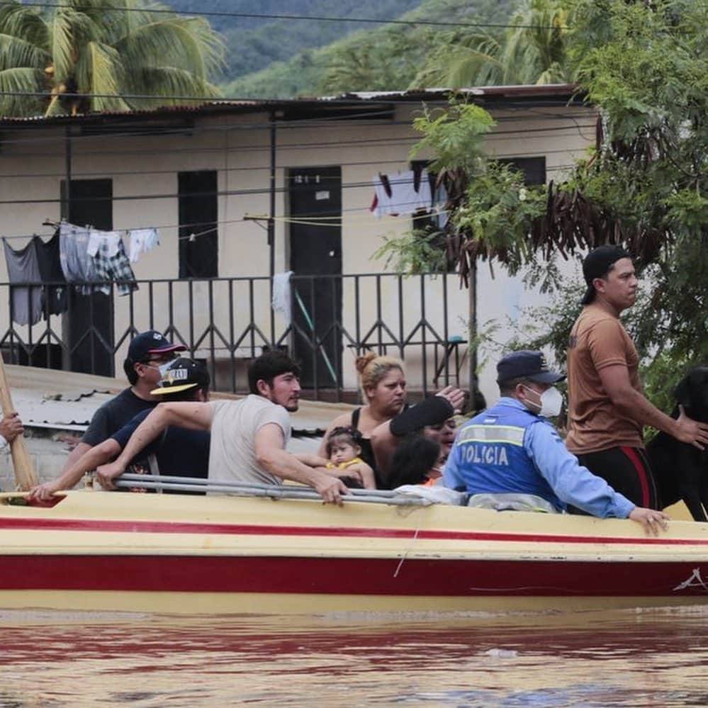 アメリカ・フェレーラさんのインスタグラム写真 - (アメリカ・フェレーラInstagram)「My mother country, Honduras, has been devastated by Hurricane Eta. This is the aftermath of the storm from Southern Mexico to Panama.  Millions of people throughout the region have lost everything. Hundreds of thousands of families and children are now without access to essential health services in the midst of an uncontrolled pandemic. It’s absolutely heartbreaking and our help is desperately needed. Below are some organizations that are helping the people and countries affected by this crisis.  Please donate or spread the word to get people the help they need to recover. More info in my Story. #hurricaneeta  #honduras   @globalgiving @americanredcross  @operacionfrijol @humanityandhope」11月10日 22時47分 - americaferrera