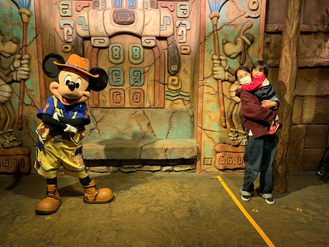 福田恭巳のインスタグラム：「Maintaining a social distancing with Mickey and Donald  #東京ディズニーシー #tokyodisneysea #tds #年パス #抽選当たった #近くで見ると怖がる娘 #ミッキーマウス #ドナルドダック #ソーシャルディスタンス #2歳 #女の子 #女の子ママ」