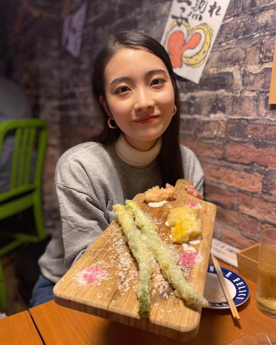 鳥や尾理沙さんのインスタグラム写真 - (鳥や尾理沙Instagram)「皆さんこんばんは！🧡  本日は友人のお誕生会をしてきましたー！👏🍒  こちらは、2軒目で行った天ぷら屋さんでのショットですっ！🌼  沢山種類を食べたのですが、どれもこれもめっちゃ美味しくて大満足でした〜😂👏  ぜひ皆さんも行ってみてくださいっ！☺️✨  では！本日ものこりわずかとなりました！ ぜひ#とやぽち よろしくお願い致します！🙌❤️  #ミスキャンパス同志社女子2020 #ミス同女 #エントリーNo2 #とやおりさ #とやぽち」11月10日 22時49分 - missdwc20_2