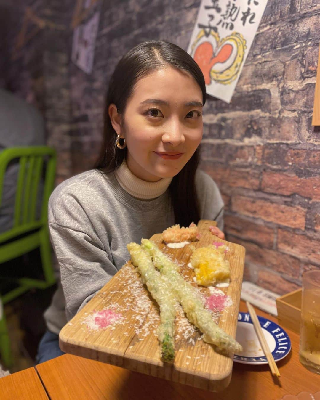 鳥や尾理沙さんのインスタグラム写真 - (鳥や尾理沙Instagram)「皆さんこんばんは！🧡  本日は友人のお誕生会をしてきましたー！👏🍒  こちらは、2軒目で行った天ぷら屋さんでのショットですっ！🌼  沢山種類を食べたのですが、どれもこれもめっちゃ美味しくて大満足でした〜😂👏  ぜひ皆さんも行ってみてくださいっ！☺️✨  では！本日ものこりわずかとなりました！ ぜひ#とやぽち よろしくお願い致します！🙌❤️  #ミスキャンパス同志社女子2020 #ミス同女 #エントリーNo2 #とやおりさ #とやぽち」11月10日 22時49分 - missdwc20_2