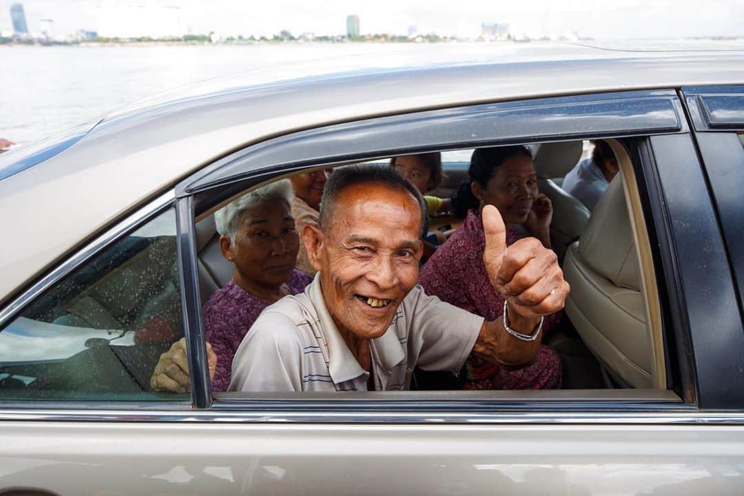 Shunsuke Miyatakeのインスタグラム：「A family crossing the river from Phnom Penh to Kandal by ferry with their car, Cambodia」