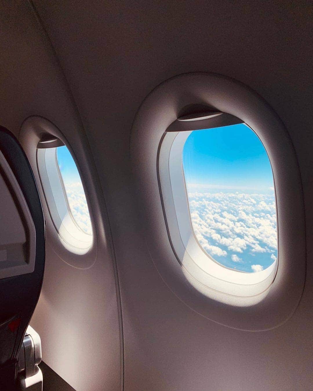 デルタ航空のインスタグラム：「"Thankful to Delta for providing peace of mind during this global pandemic along with complimentary drinks, upgrades, bags, vacant seats beside every person, hand sanitizer, seat wipes, and smiles!" - @skylar777, Gold Medallion Member  Ready to welcome you back to the skies with peace of mind.」