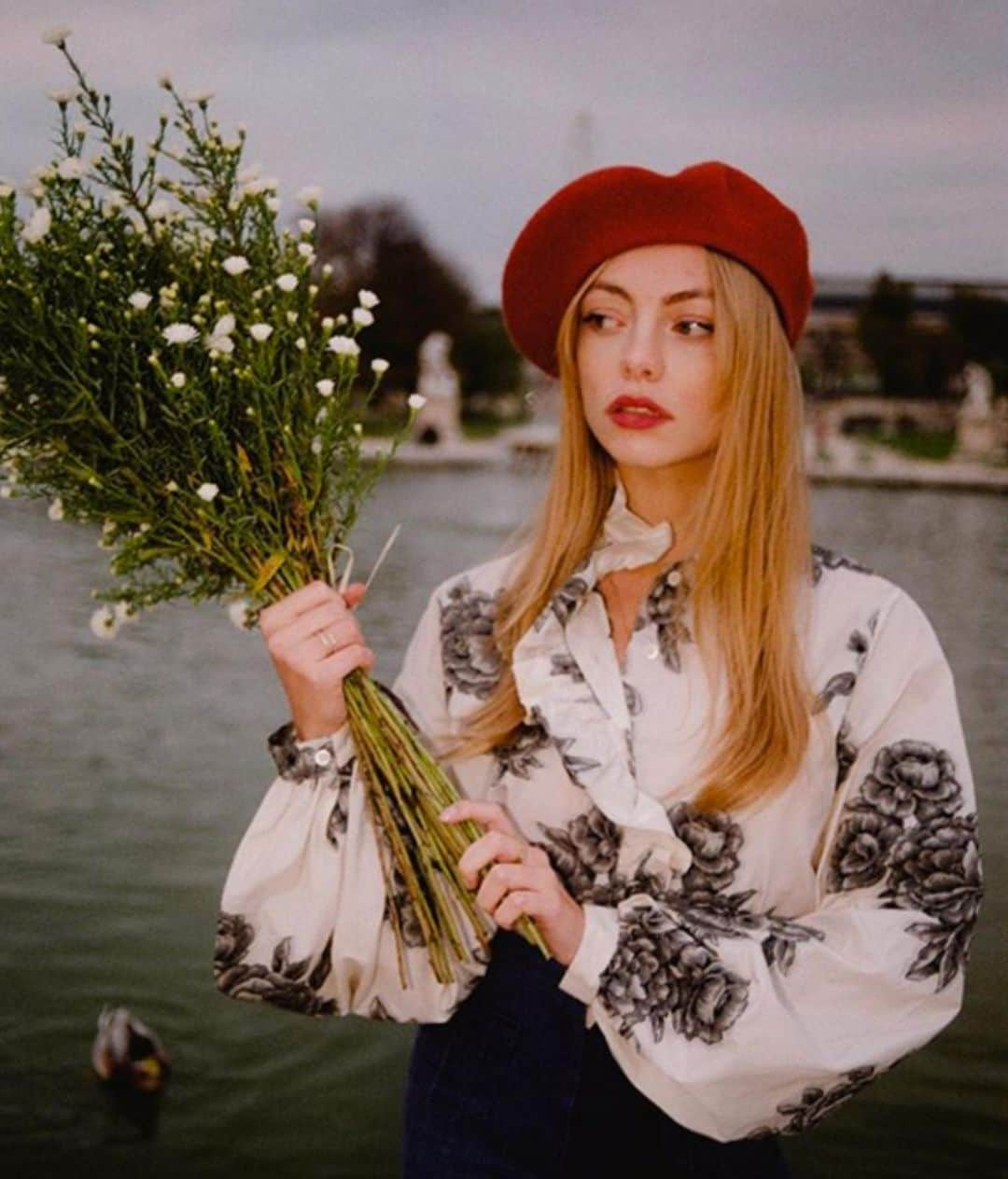 ポール&ジョーさんのインスタグラム写真 - (ポール&ジョーInstagram)「Romantic Paris vibes with the gorgeous @anouchkagauthier wearing our BERTILLE blouse 🥖⁠ -⁠ Photo by @alienorgasperi -  #PaulandJoe #Madeinfrance #Paris #Romantic #Baguette #Beret #Flowers #Boheme #Style #Fashionpost」11月10日 23時01分 - paulandjoeparis