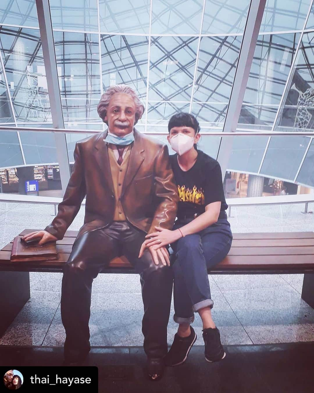 アルベルト・アインシュタインさんのインスタグラム写真 - (アルベルト・アインシュタインInstagram)「Sculpture of Albert Einstein at the airport in Frankfurt, Germany. Posted @withregram • @thai_hayase」11月10日 22時52分 - alberteinstein