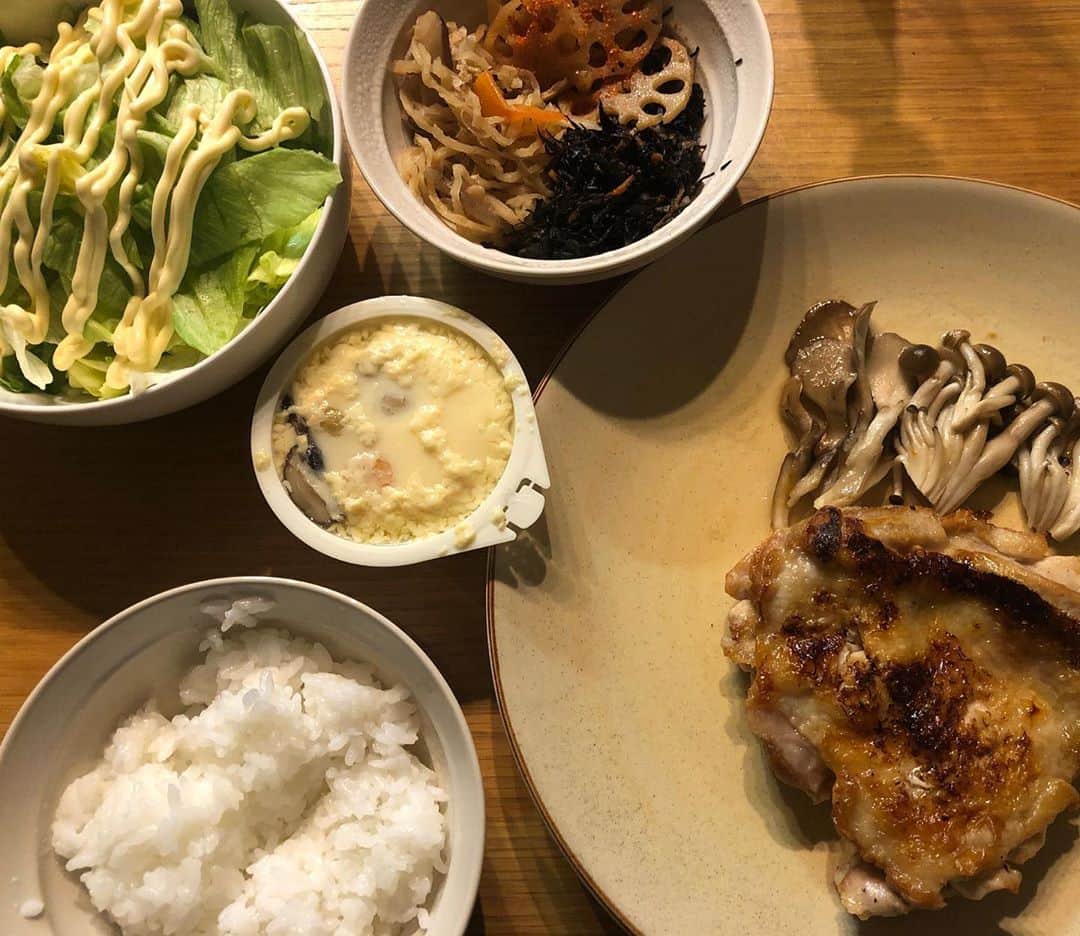 のインスタグラム：「あー、美味かった！  #鶏肉焼いただけ  #レタス切っただけ  #茶碗蒸しチンしたら表面が残念なことに  #惣菜  #ごはん」