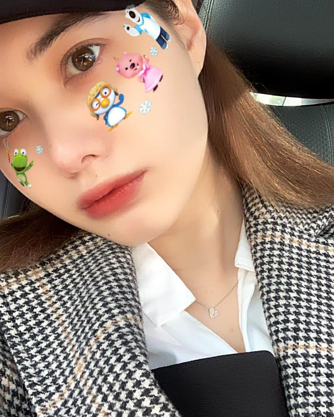 真間玲奈さんのインスタグラム写真 - (真間玲奈Instagram)「韓国はもうマイナスの日もあるよ🧏🏻‍♀️  急に寒くなって乾燥とミセモンジで お肌ガサガサだったからオススメされてた スキンケアに変えたら調子良い✌︎  私の大好きな田中みな実さんも使っていて 前から気になってたSAM'U💓  とにかく冬は保湿重視だけどこのPHクリームすごい！ 48時間保湿キープって言ってるだけあって ずっとうるうる💙 最近お肌赤ちゃんみたいって言われる~🚼  韓国きてから敏感肌気味だけどこれ使ってから ニキビできにくいしマスクつけてても怖いもん知らず！  #SAMU#サミュ#쌔뮤#PHクリーム#韓国コスメ #そろそろ日本帰りたい」11月10日 22時53分 - remachan