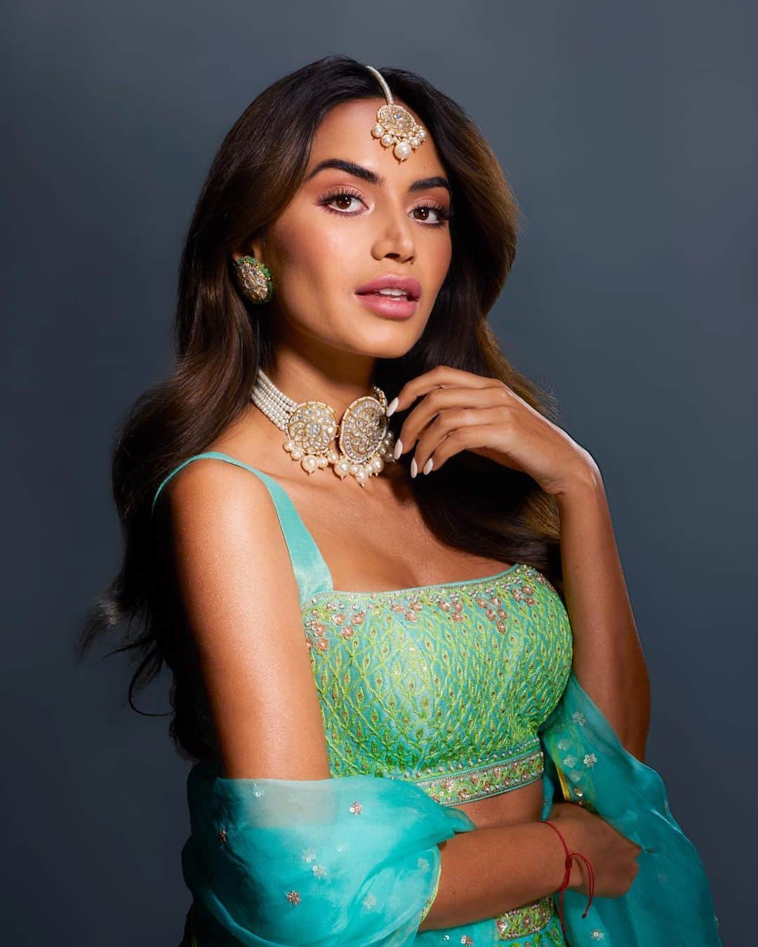 Diipa Büller-Khoslaのインスタグラム：「Introducing #PandemicDiwali : 5 days of festive content starting right now 🙌🏽🪔✨  This year has definitely been a shock to all of us, putting a stop to many plans and expectations we might have had, however in true Indian style, no festivity should go by uncelebrated!  Let’s keep the spirit of Diwali alive despite the circumstances we’re all in. It may be your first but a #PandemicDiwali is the next best thing! Whether you’re at home or out with your family, may this Festival of Lights bring you happiness, prosperity and brightness into your and your loves ones lives ❤️🪔   Also, everything you will see in the next 5 days was created in 7 hours by the best team EVER! Im so lucky. 🥺❤️  Credits: Art Direction: @bridelanindia & @pedrojjdias  Photography: @studiomartijnsenders Lehenga: @anitadongre & Jewels: @rianajewellery  MUA: @lorinmamomakeup @ctilburymakeup  Assisted by @lu.eva1 @asgfhj @bartterbraak @milan_hopstaken」