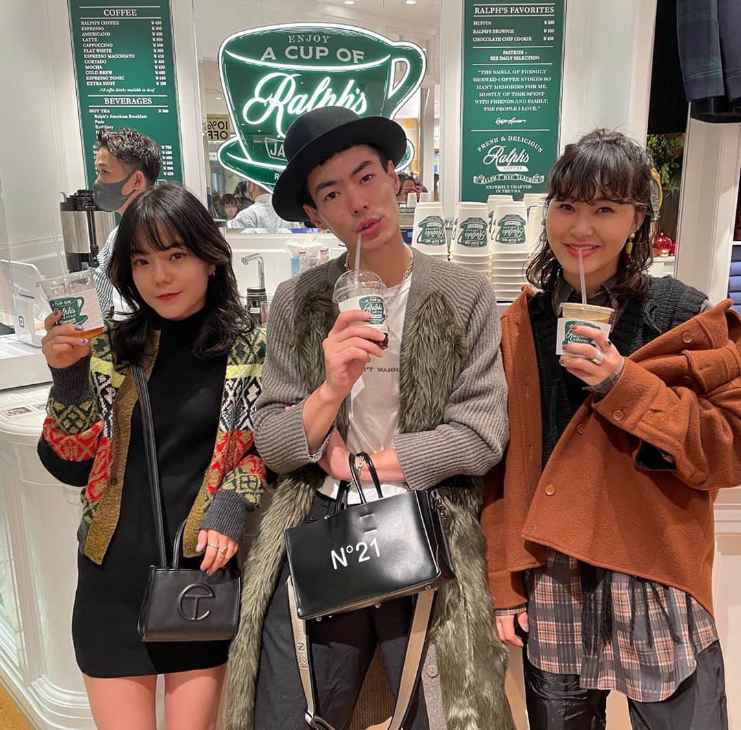 のインスタグラム：「にいちゃんとかなこと 3人で新宿LUMINEに 新しくオープンした @ralphscoffee に お茶しに行ったよ〜🥰  限定ドリンクもあるよ🥤💘   #ラルフズコーヒー #ralphscoffee @poloralphlauren」