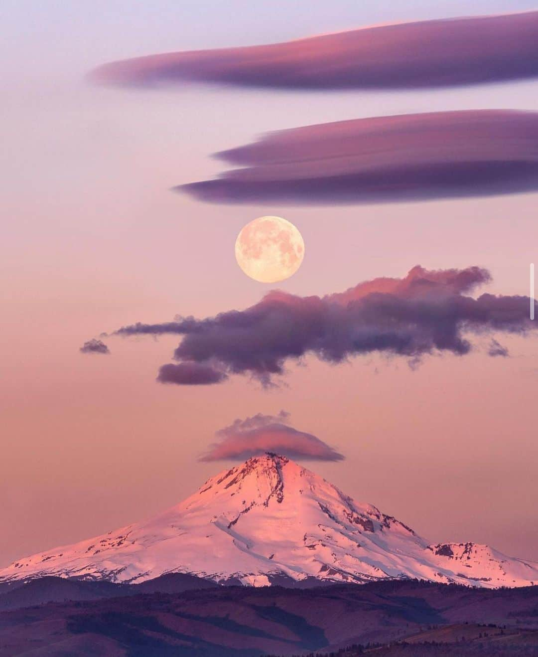 Canon Photographyさんのインスタグラム写真 - (Canon PhotographyInstagram)「Picture perfect composition  Photography // @autpops  Curated by @henry.nathan  #mthood #oregon #moon #mountains #sky」11月10日 23時01分 - cpcollectives