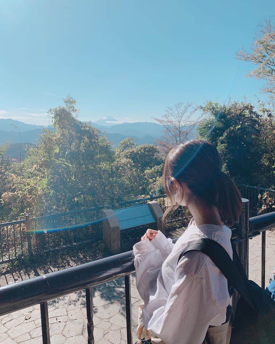 小桃音まいのインスタグラム：「🗻. . 高尾山の山頂で❤︎. . 写真じゃわかりにくいけど. 綺麗な富士山が見えました！✨. . 直接肉眼で見ると. めっちゃはっきりくっきりで. 感動ものでした🥺✨. . . みんなもよーーく見てみてね、？.」