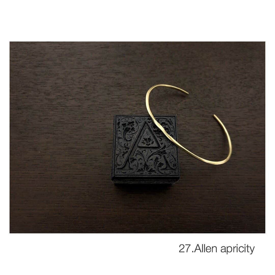 MIHOのインスタグラム：「【apricity】  このシノギのバングルは自分の毎日を表しています  ねじったのは【今】のポイント  私達はいろんな制限の中、今も一生懸命過ごしている  みえないストレスだってあるでしょう  でもこの立ち止まることがあったからこそ  必要なこと、必要じゃないこと いままでのこと、これからのこと  明確にみえてきたのも事実ではないでしょうか？  そうやって人は自分の中の自分だけが感じる動物的な勘を疑ったり信じたりして、毎日を生き抜いていくのだなぁ、と  このバングルはK18セミオーダーで職人さんが、一つ一つ叩いて仕上げてくれます、そして、大切な言葉を刻みます  アナタの大切な言葉はなんですか？  【apricity】  冬の優しい日差しを感じるように あたたかな優しさを見落とさず 小さな日常の中に歓びを見つけたい  大切なものはもう持っているから  必要ないものは手放して ただシンプルに進むこと  冬を超えたら春がやってくるように  アナタの今までの日常が色鮮やかになりますように...  apricity   冬の太陽のぬくもり  27.Allen miho  #27allen﻿ #jewelry ﻿ #accessory ﻿ #tokyo ﻿ #japan﻿ #madeinjapan﻿ #27 has a meaning﻿ #ideal﻿ #intuition﻿ #hunch﻿ #ヴァンセットアレン ﻿ #ジュエリー﻿ #アクセサリー ﻿ #27 ﻿ #数字 は ﻿ #理想 や ﻿ #直感 を表します ﻿ #ラッキーチャーム﻿ #天然石﻿ #モデル﻿ #みほ﻿ #クリスマス﻿ #松屋銀座クリスマスアクセサリース2020﻿ #松屋銀座﻿ #イベント #apricity #バングル #刻印 #prayfortheworld」