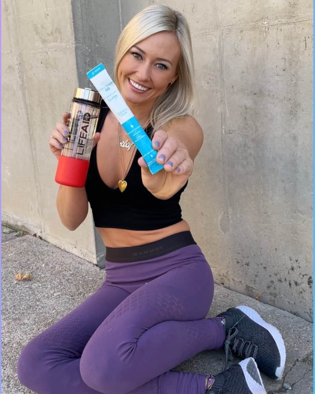 シエラ・ブレア・コイルのインスタグラム：「Exciting news, FOCUSAID GO! is now available for purchase! I have been loving drinking these during my training sessions. With zero sugar, only 5 calories, added hydration, and clean energy, FOCUSAID GO! has everything I need for a great workout! @lifeaid @fitaid」