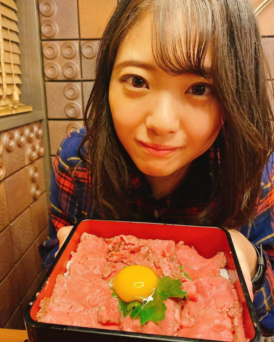 山田杏奈のインスタグラム：「﻿ ﻿ 美味しい物食べて本番に備えております🤤💕﻿ ﻿ ラスト5回の投票よろしくお願いします✨﻿ ﻿ #ローストビーフ #ローストビーフ丼﻿  #ミスコン2020 #ファイナリスト #推してください #大学生 #ミスコン #ミス東大 #ミス東大2020 #東大生 #東大 #東京大学 #ポートーレート撮影 #ポートレート#ポートレートモデル #写真撮ってる人と繋がりたい #写真好きな人と繋がりたい #カメラ好きな人と繋がりたい #被写体 #ファインダー越しの私の世界 #ポートレート女子  #instagood #instalike #サロモ募集 ﻿」