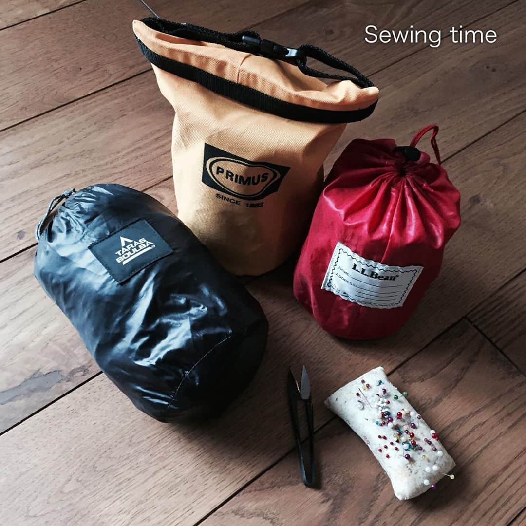 winpy-jijiiさんのインスタグラム写真 - (winpy-jijiiInstagram)「ミシン掛けまくり！プリムスのOD缶入れをJetboil 入れにバックルっけて巻き込むタイプに変身、SVEA 123のカバーをユニクロのライトダウンの袋を使ってLLBeanのダグを（笑）タラスブルバーのシュラフカバーの袋が加水分解してたのでこれもユニクロの袋に入れ替えてラベルを貼り替え、お婆ちゃんはミニダッチオーブンのケースを手縫いとミシンで、中村家は裁縫日和#outdoor #camp #hike ＃ユニクロ#llbean ＃プリムス#OD缶#裁縫日和#贅沢はしない#有るもので代用#これが長く生きるコツ#再利用で生まれ変わらせる#これが得意#って言うよりモノを大切に」11月10日 23時18分 - jijii_70