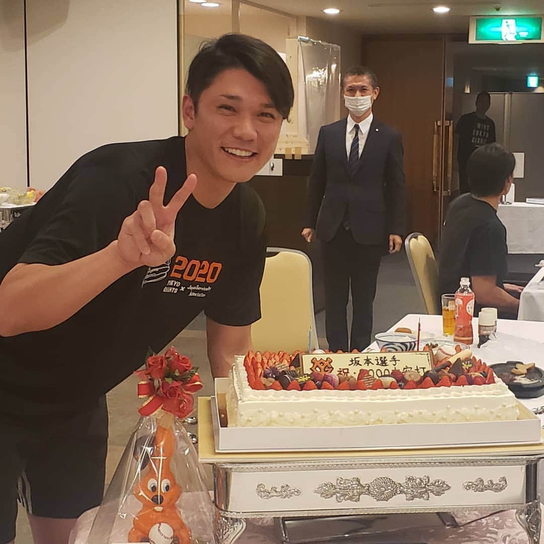 読売巨人軍さんのインスタグラム写真 読売巨人軍instagram 宿泊先のホテルの皆様から食事会場に00本安打達成のお祝いケーキを頂きました 坂本勇人 キャプテン Withfans 巨人 ジャイアンツ 読売ジャイアンツ Giants 東京 Tokyo 野球 プロ野球 11月10