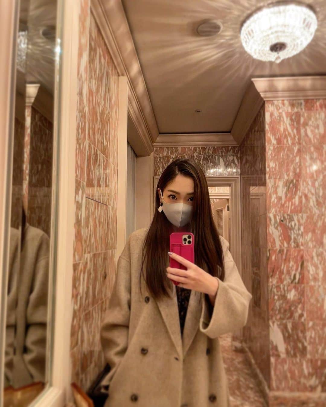 のインスタグラム：「🎄🎁🌟  一気に寒いですね〜💦 でも着たかったcoat やっと着れたっ⛄️✨ ． ． この雰囲気でsambadancerですと言うと 驚かれるよー！笑 ． ． ．  Christmasの街の雰囲気が １番好きっ🎄✨  ． ． ． ． ． ． ．  #Xmas #christmas  #ritzcarlton  #リッツカールトン大阪 #Christmastree #クリスマスツリー　 #dance #samba  #longhair #ロングヘア  #straighthair  #ストレートヘア　 #fashion #outfit  #love #diet #ダイエット #make #nails」