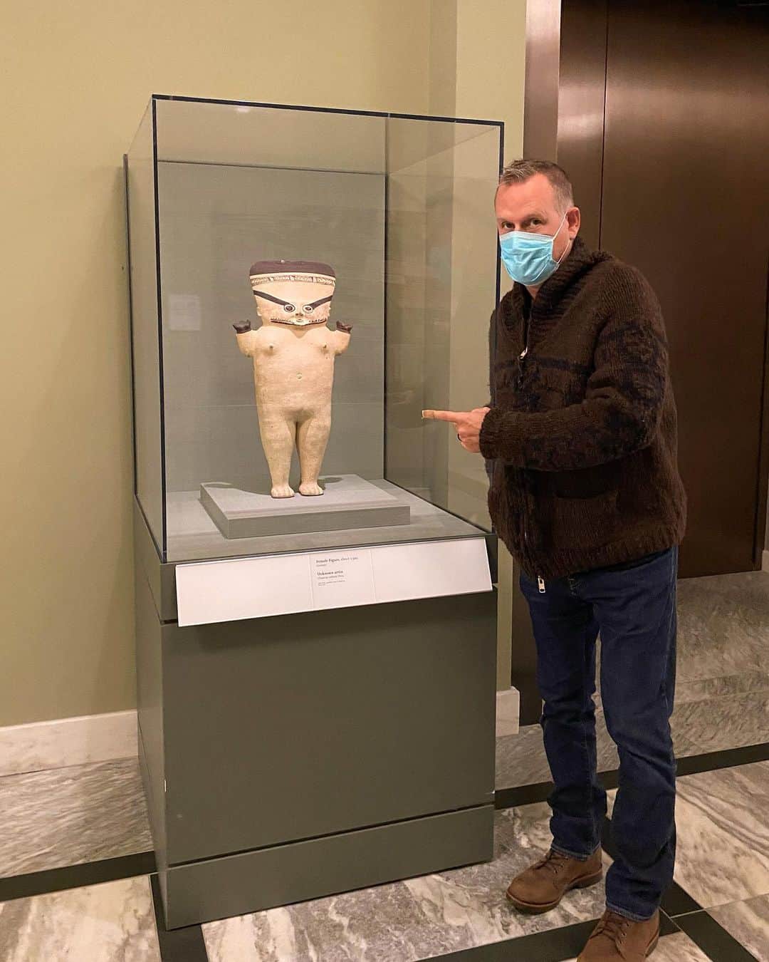 デイブ・クーリエのインスタグラム：「I can’t believe the @diadetroit museum has this sculpture of me when I was a toddler. The artist title is “UNKNOWN” but I know exactly who did it. Take a guess. #cutitout #art #diadetroit」
