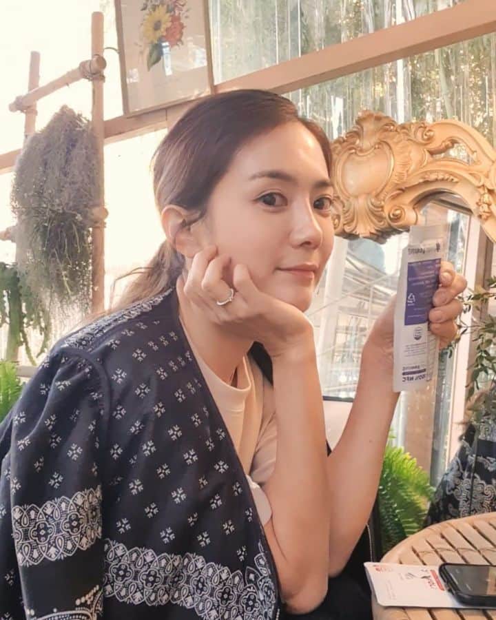 ユ・ハナのインスタグラム：「더 예뻐지고싶고 더 건강해지고 싶은  날 위해, 오늘도 좋은 것들을 챙깁니다. 사랑하는 이들이 내 곁에서 건강하고 예쁜모습으로 오래함께하길 바라는 마음으로  좋은 것들을 선물하구요.  어떠한 첨가물없이 껍질과 씨까지 그대로 착즙된  진짜 석류와 진짜 블루베리에요.  100%라는 숫자만 보고 속지마세요. 100%농축액, 100%과즙주스는 순수 그 과일만 100% 들어있는게 아니에요.  설탕 또는 농축액, 정제수등이 들어있죠.  생명의 열매이자 양귀비의 아름다움의 비결이라 불리우는 석류❤ 젊음의 친구라는 별명을 가졌을 정도로 강력한 항산화성분이 풍부한 10대 슈퍼푸드 블루베리💜  이제 매일 '진짜'를 드시고 '진짜' 더 예뻐지고 '진짜' 더 건강해져요, 우리🙏  블루베리와 석류착즙의 최저가는 수요일까지 프롬하나닷컴 (www.fromhana.com)  문의는 카톡 아이디검색  ( 프롬하나cs )  프롬하나 오피셜계정은 ( @fromhana111 )」