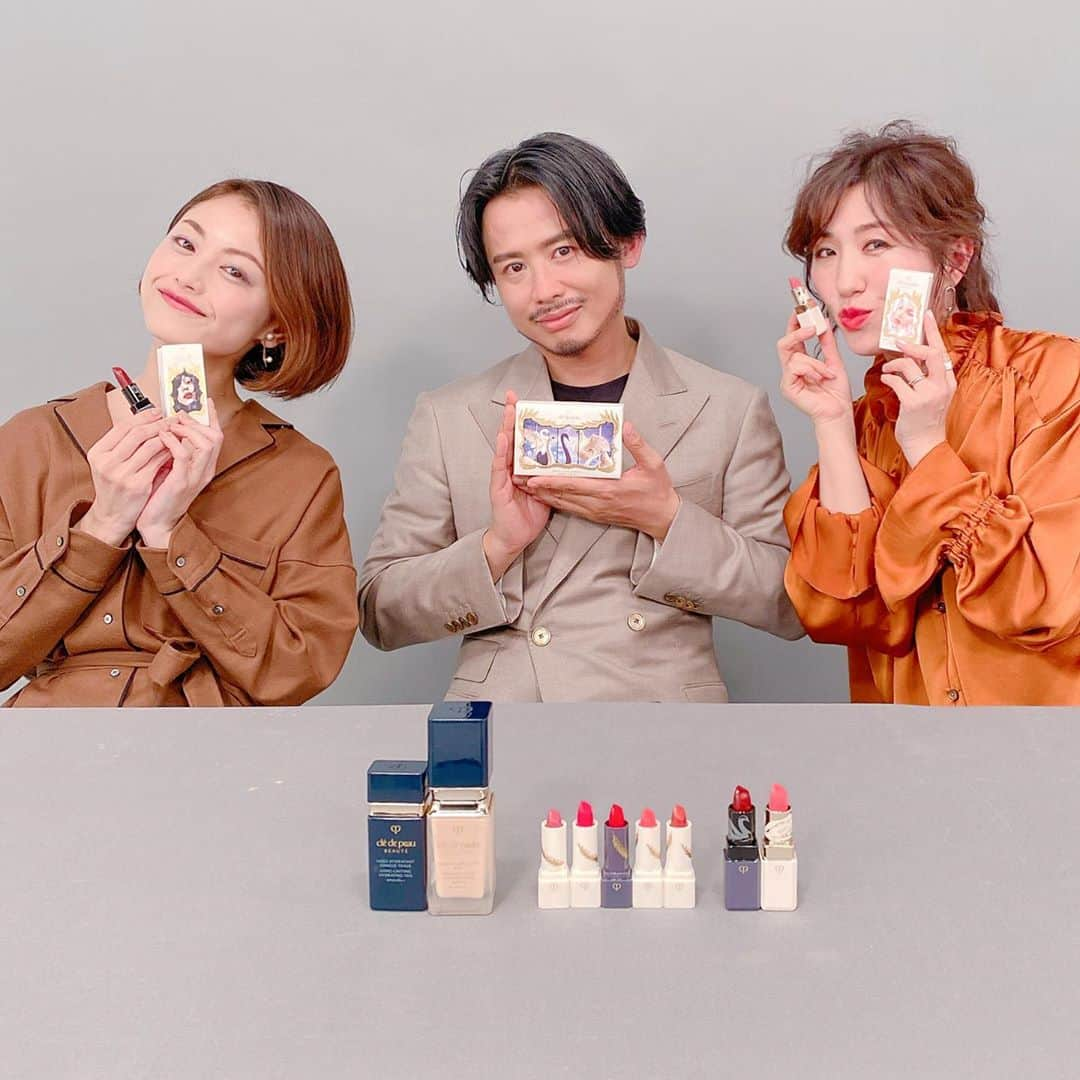 長井かおりさんのインスタグラム写真 - (長井かおりInstagram)「今夜は﻿ 　@vocemagazine × @cledepeaubeaute  のVストリームLIVEでした♥️﻿ 　﻿ メンバーは﻿ @hiro.odagiri & @voce_miyoshi  たのしすぎるメンバーで大盛り上がり🥰﻿ ﻿ マスク時代だからこその、﻿ リップメイクについて語り合いました♥️﻿ ﻿ 「あぁ〜やっぱり﻿ リップっていいよねぇ😂😉😍♥️」って﻿ 思える素敵な時間🎉﻿ アーカイブも残っていますので、﻿ ぜひぜひご覧くださいませ💁‍♀️﻿ ﻿ https://vstreaming.jp/shops/1/live/13﻿ ﻿ ﻿ ﻿ ★What’s Vストリーム？✨﻿ ライブを視聴するだけでなく、紹介された﻿ コスメなどの商品の詳しい情報をその場で﻿ 確認でき、購入までできる﻿ ライブ配信サービス。﻿ ﻿ #voce #vocemagazine  #ボーチェ #クレドポー　#クレドポーボーテ #クレポ　#ホリデーコレクション　#クリスマスコフレ　#リップをたのしむ」11月10日 23時14分 - kaorimake