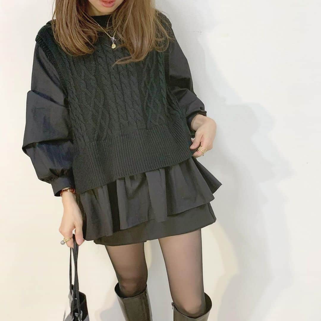 nyaachanのインスタグラム：「* 全身ブラックコーデ☺︎❤︎ ロングブーツも黒🙌 冬の黒って好き☺️ まだ秋やけど😂 ニットベストがドッキングされたシャツは、フレアな形がめちゃ可愛いんよ~🥺→ @select.apricot  * *  #instagood#instafashon#今日の服#今日のコーデ#おしゃれさんと繋がりたい#プチプラファッション#プチプラコーデ#カジュアルコーデ#着回しコーデ#大人カジュアル#韓国ファッション#きれいめカジュアル#きれいめコーデ#ガーリーコーデ#おちびコーデ#低身長#ミニスカート#秋コーデ#レイヤード#ニットベスト#シャツコーデ#ブラウス#スカートコーデ#ブラックコーデ」