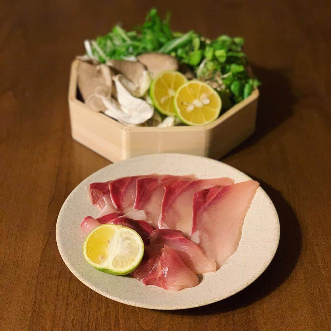 shin -SAKE instructor-さんのインスタグラム写真 - (shin -SAKE instructor-Instagram)「鰤しゃぶ食べたすぎるため。  #ぶりしゃぶ #鰤 #しゃぶしゃぶ #香味野菜 #金沢で食えんかった #リベンジ #そばの芽 #長葱 #水菜 #鍋料理」11月10日 23時14分 - shim_8k