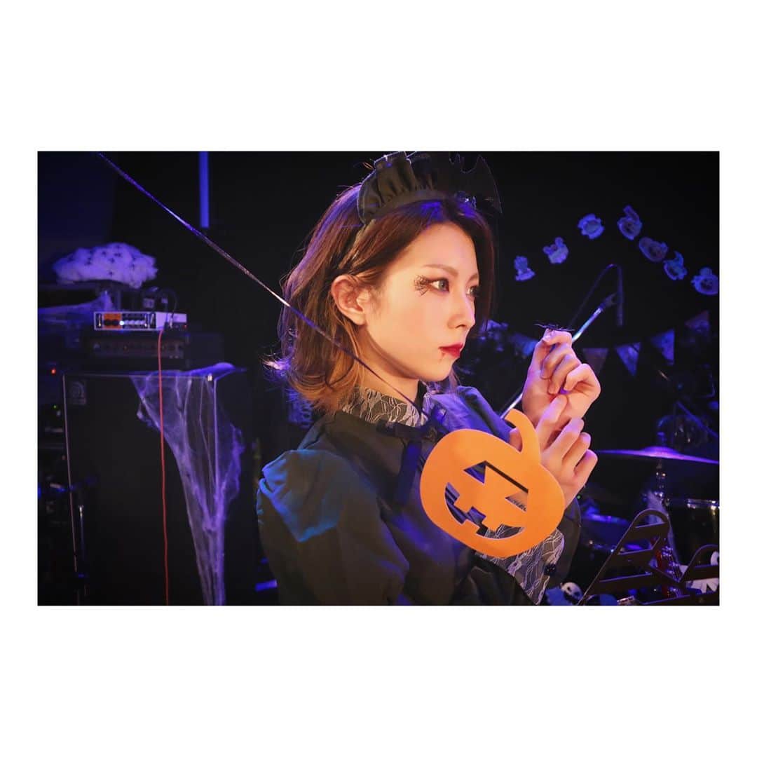 森脇加奈子のインスタグラム：「🎃  morphでやったハロウィンナイトの写真！メンバー集合写真、今日の23:59まで受付しております BASEにて販売中ですので是非！  蜘蛛もちゃんといたんだよ 人差し指見てね☺︎  #fleufleu photo by @nochi118bass ❤︎」