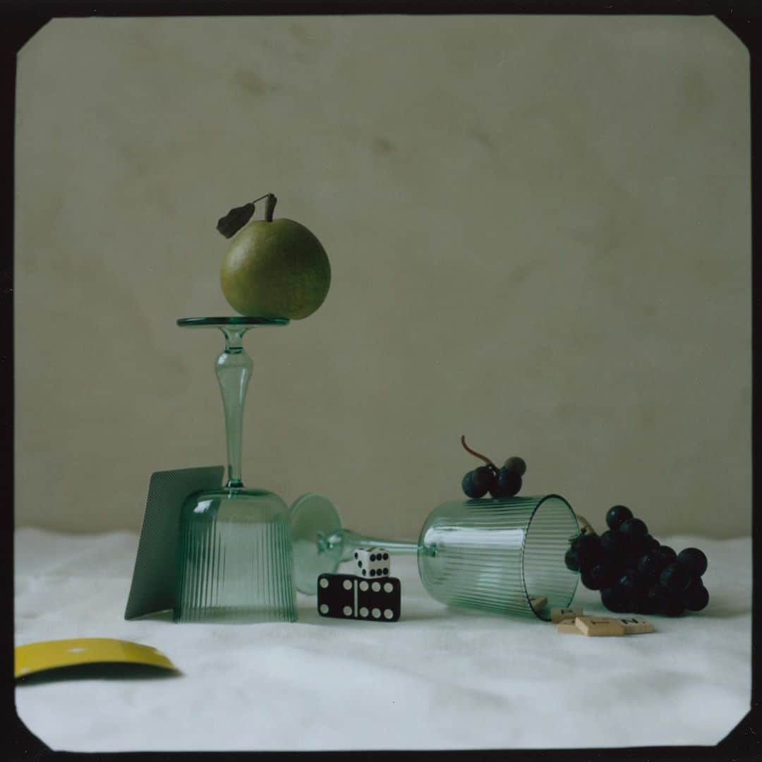 アリス・ガオさんのインスタグラム写真 - (アリス・ガオInstagram)「jade green dreams ft. my limited edition color collaboration with @randd.lab 🟩 styled by @annasurbatovich  #fp100c」11月10日 23時15分 - alice_gao