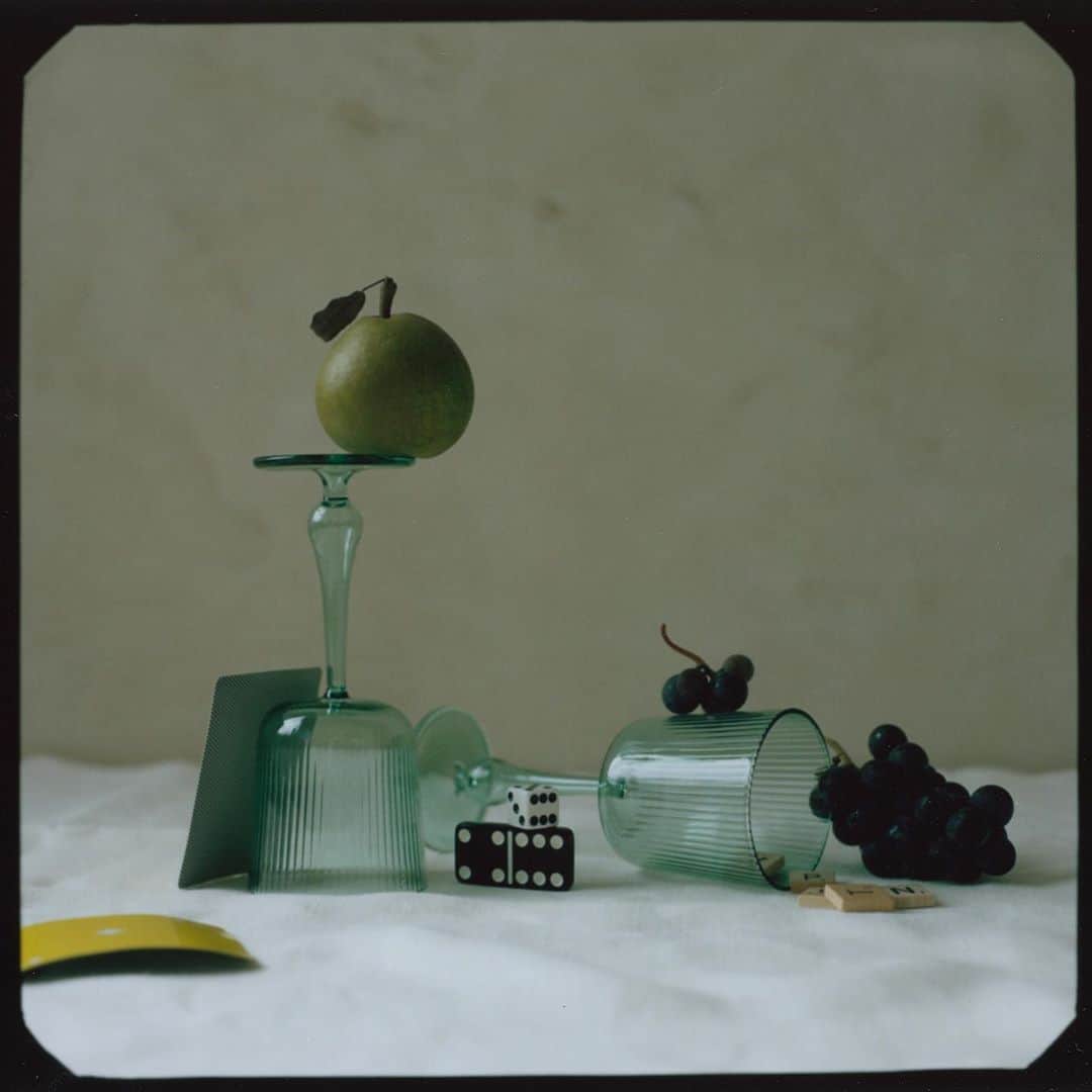 アリス・ガオのインスタグラム：「jade green dreams ft. my limited edition color collaboration with @randd.lab 🟩 styled by @annasurbatovich  #fp100c」