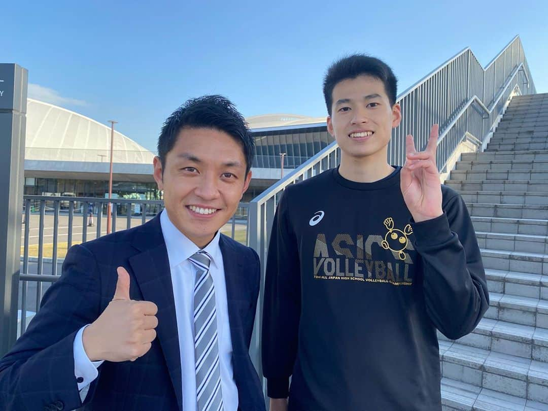 藤村晃輝さんのインスタグラム写真 - (藤村晃輝Instagram)「大分南の羽田野拓実選手。キャプテンとして、3年生としてチームを優勝へと導きました。本当におめでとうございます！ #顔ちっちゃ  #身長高くて顔小さい選手 #身長低くて顔大きい31歳 #遠近法失敗  #もっと下がって撮れば良かった #ここで出たがり #まさかの選手より出たがり #下がれであれ #猛省  #春高バレー  #春の高校バレー  #大分南  #tos  #テレビ大分  #アナウンサー  #藤村晃輝」11月10日 23時15分 - fujimura_koki_tos